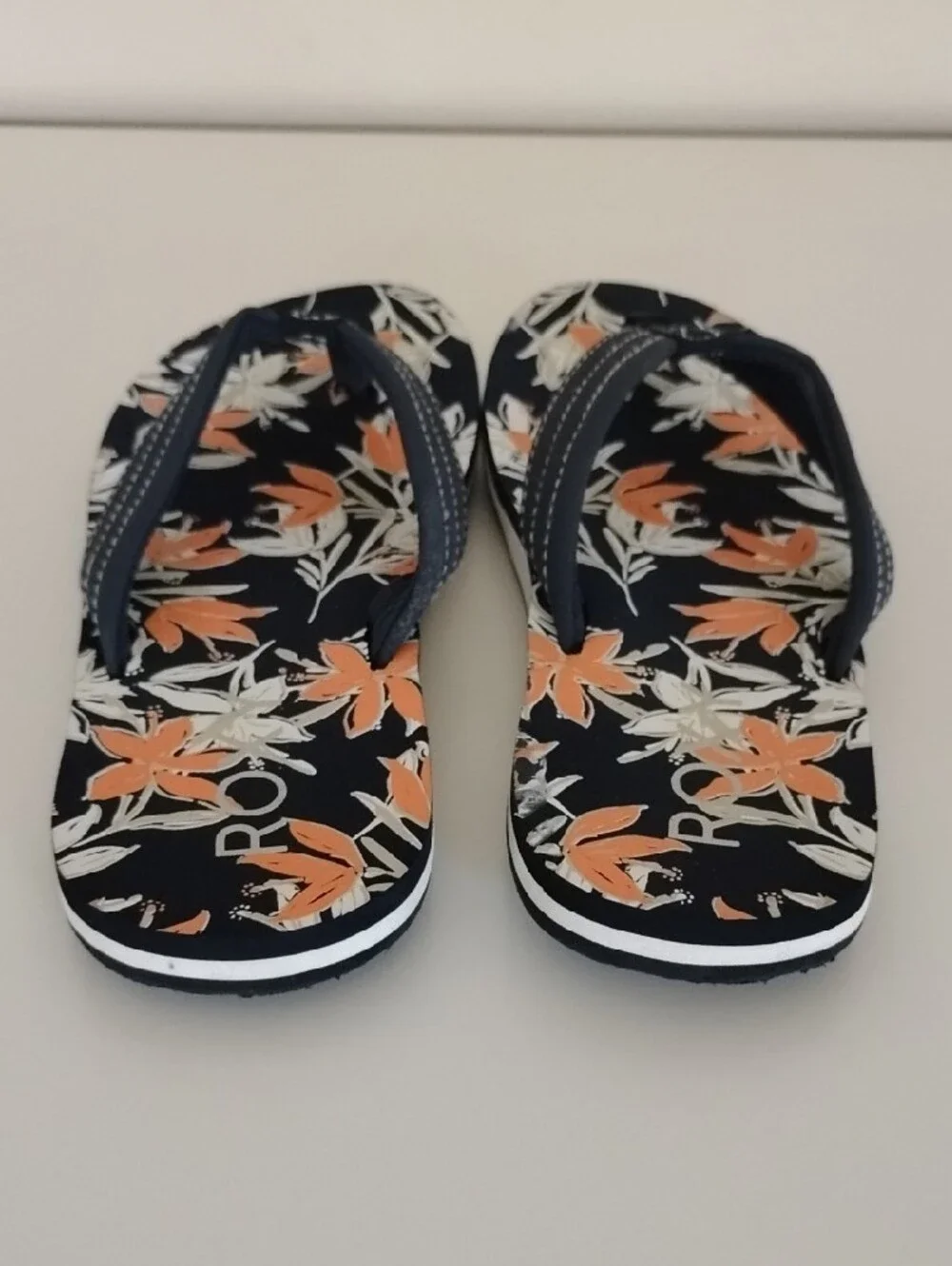 Roxy Size 4 Navy Floral Flip Flop Sandals - Orange & White Pattern